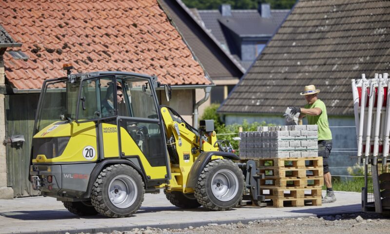 Wacker Neuson WL250 shovel met palletvork in actie